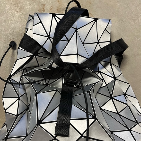 Silver Metallic Back back. - Picture 2 of 3